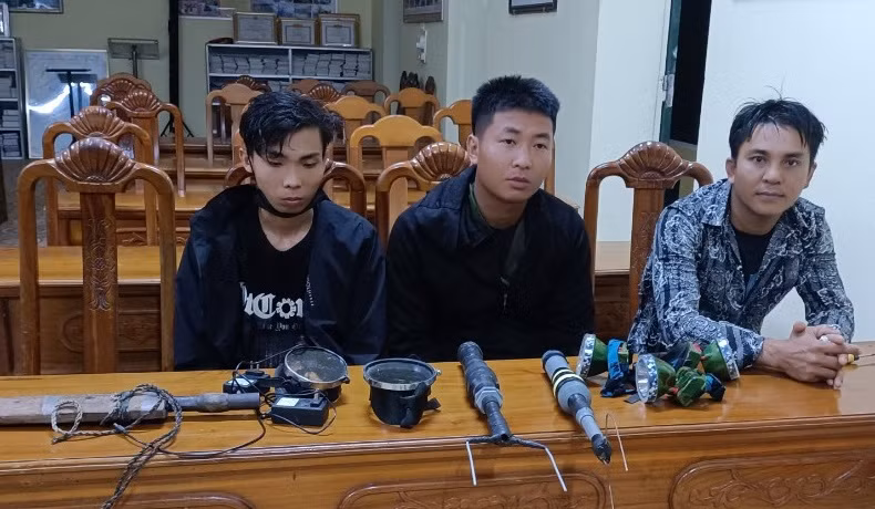 Các đối tượng cùng bộ kích điện tang vật bị Đồn Biên phòng Phúc Sơn phát hiện xử lý.