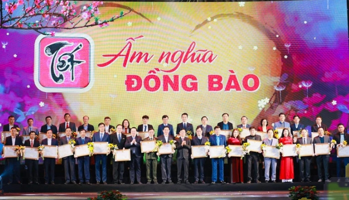Tôn vinh các đơn vị ủng hộ tiền, quà cho Chương trình Tết vì người nghèo.