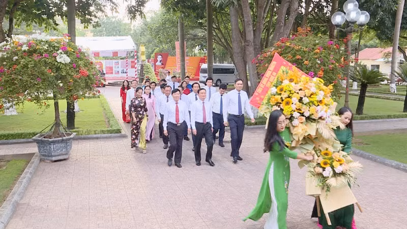 Đoàn đại biểu tỉnh Nghệ An dâng hoa tại Nhà tưởng niệm các liệt sĩ Xô viết Nghệ Tĩnh (1930-1931).