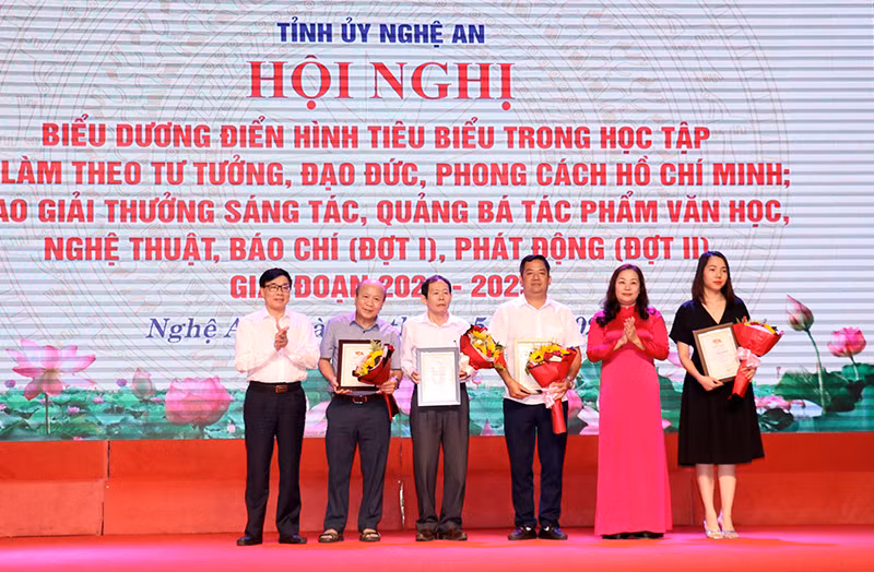 Trao giải Nhất cho các tác giả, nhóm tác giả.