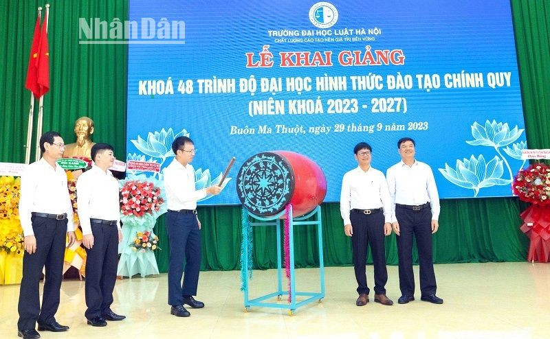 Tiến sĩ Đoàn Trung Kiên, Hiệu trưởng Trường Đại học Luật Hà Nội đánh trống khai giảng khóa 48 tại Phân hiệu tỉnh Đắk Lắk.