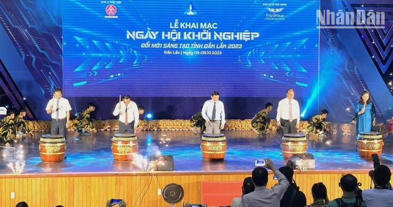 Các đại biểu đánh trống khai mạc Ngày hội khởi nghiệp đổi mới sáng tạo tỉnh Đắk Lắk năm 2023.