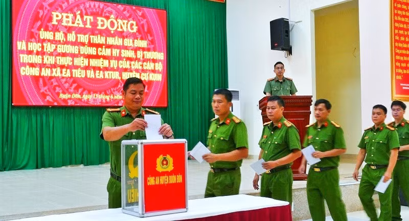 Cán bộ, chiến sĩ Công an huyện Buôn Đôn quyên góp ủng hộ, hỗ trợ thân nhân gia đình các liệt sĩ và đồng đội bị thương trong vụ nhóm đối tượng tấn công trụ sở Ủy ban nhân dân xã Ea Tiêu và Ea Ktur.