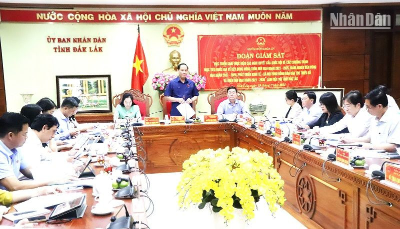 Phó Chủ tịch Quốc hội Trần Quang Phương phát biểu tại buổi làm việc.