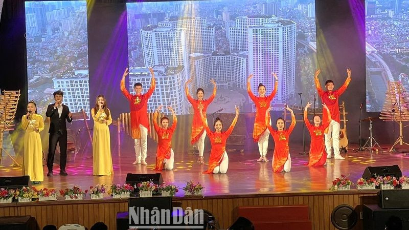 Chương trình giao lưu văn hóa-văn nghệ diễn ra với nhiều tiết mục hát múa và diễn tấu nhạc cụ đặc sắc của các dân tộc Tây Nguyên và của Nhật Bản.