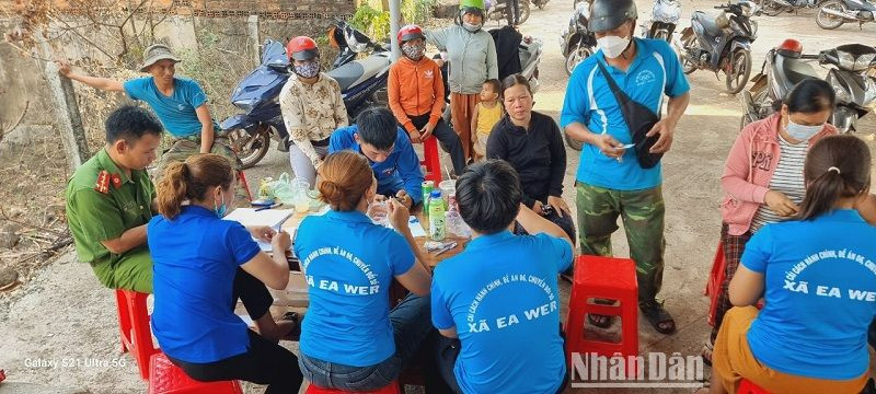 Đại úy Y Giêng Knul cùng các thành viên trong Tổ cải cách hành chính và công nghệ số hướng dẫn người dân kích hoạt định danh mức 2.