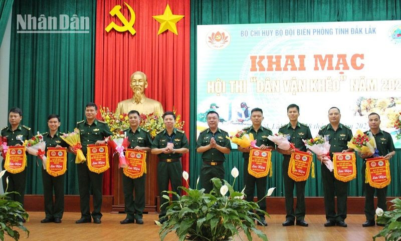 Lãnh đạo Bộ Chỉ huy Bộ đội Biên phòng tỉnh Đắk Lắk trao cờ lưu niệm tặng các đơn vị tham gia hội thi.