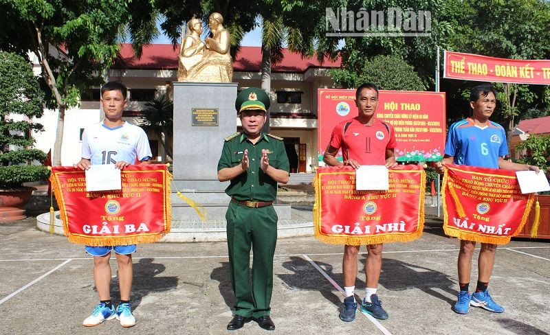 Đại tá Đào Viết Hùng, Chỉ huy trưởng Bộ đội Biên phòng tỉnh Đắk Lắk trao tặng Cờ giải Nhất, Nhì, Ba cho các đội bóng chuyền Bộ đội Biên phòng tỉnh Đắk Lắk, Quảng Nam, Đắk Nông.