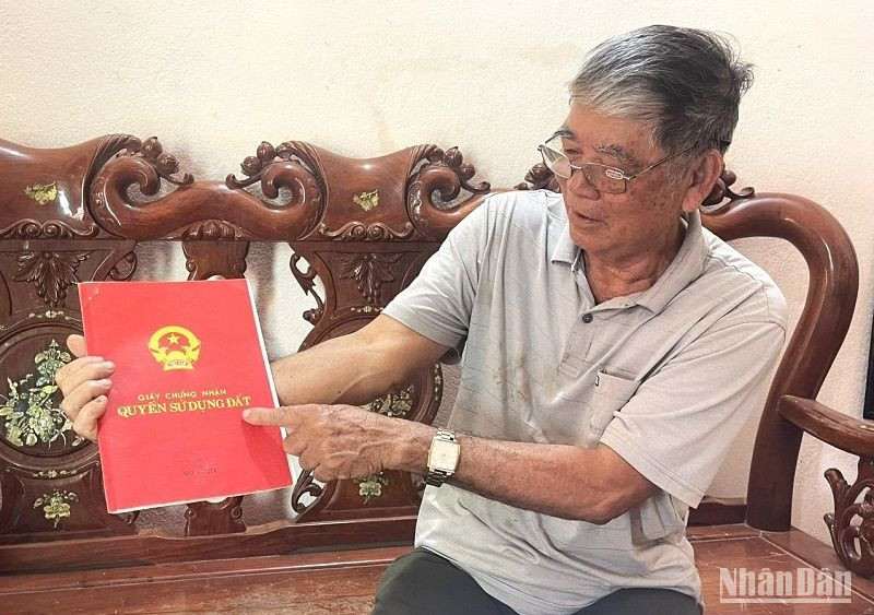 Giấy chứng nhận quyền sử dụng đất của thửa đất 227b được Ủy ban nhân dân huyện Ea Súp cấp cho gia đình ông Đinh Xuân Tửu ngày 12/11/1998 đang được ông Tửu cất giữ. 