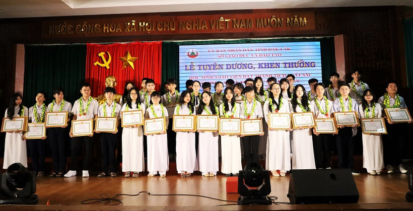 Các em học sinh có thành tích xuất sắc tại kỳ thi chọn học sinh giỏi Trung học phổ thông cấp quốc gia năm 2022-2023 nhận Bằng khen của Bộ Giáo dục và Đào tạo và Ủy ban nhân dân tỉnh Đắk Lắk.