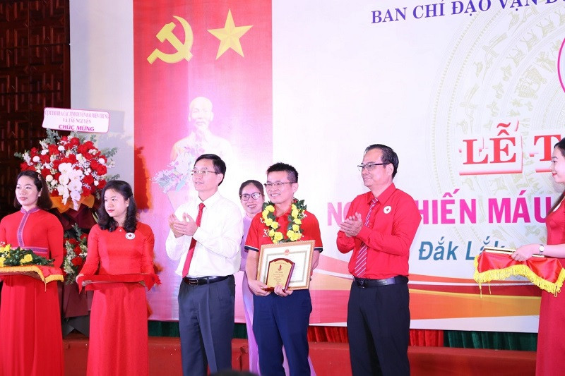 Đồng chí Nguyễn Đình Trung, Ủy viên Trung ương Đảng, Bí thư Tỉnh uỷ tỉnh Đắk Lắk và đồng chí Vũ Thanh Lưu, Phó Chủ tịch Trung ương Hội Chữ thập đỏ Việt Nam trao tặng Bằng khen và Bảng ghi nhận thành tích hiến máu cho các cá nhân hiến máu tiêu biểu.
