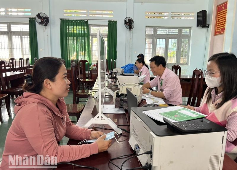 Ngân hàng chính sách xã hội huyện Cư M’gar đưa nguồn vốn ưu đãi đến tận cơ sở để giải ngân, giúp người dân tiếp cận nguồn vốn ưu đãi dễ dàng, thuận lợi.