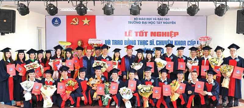 Lãnh đạo Trường đại học Tây Nguyên trao bằng thạc sĩ, bác sĩ chuyên khoa cấp 1 cho các học viên. (Ảnh: Đại Đậu)