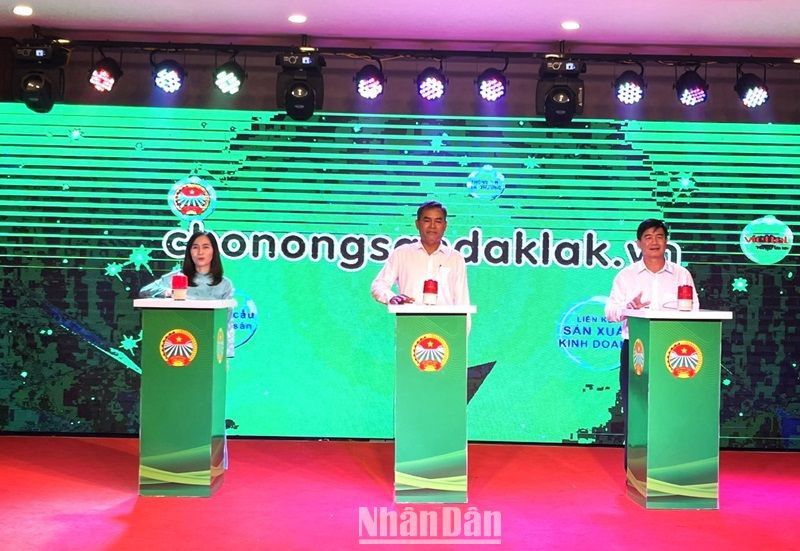 Lãnh đạo Tỉnh ủy, Ủy ban nhân dân tỉnh Đắk Lắk và Hội nông dân tỉnh nhấn nút ra mắt Chợ nông sản Đắk Lắk online.