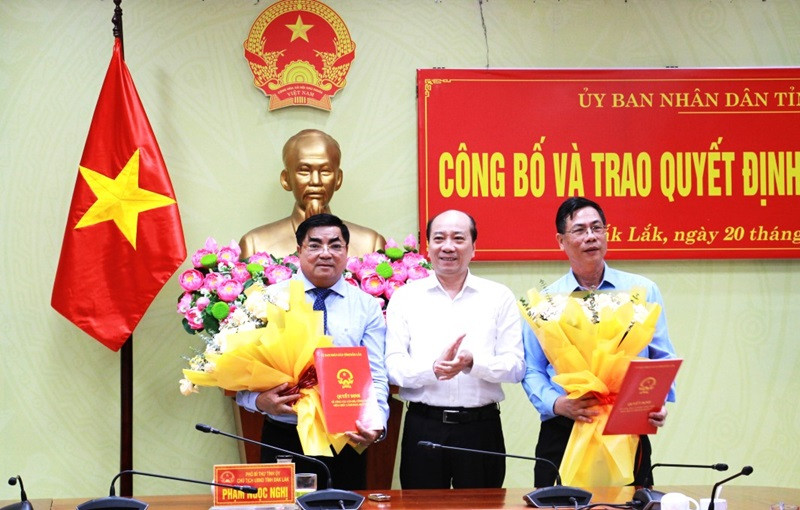 Chủ tịch Ủy ban nhân dân tỉnh Đắk Lắk Phạm Ngọc Nghị trao quyết định bổ nhiệm cho đồng chí Võ Ngọc Tuyên (bên trái) và đồng chí Đinh Xuân Hà (bên phải). (Ảnh: Quỳnh Anh)