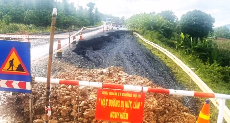 Ban Quản lý Dự án đường Hồ Chí Minh đang khẩn trương triển khai khắc phục tình trạng sụt lún trên đường tránh trung tâm thị trấn Ea Drăng, huyện Ea H’leo, tỉnh Đắk Lắk.