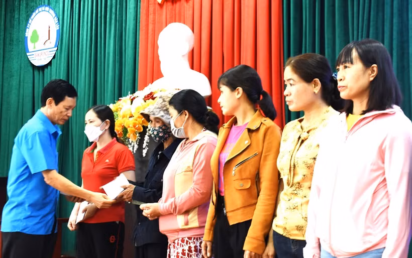 Chủ tịch Liên đoàn lao động tỉnh Đắk Lắk Nguyễn Công Bảo tặng quà cho công nhân có hoàn cảnh khó khăn của Công ty Cổ phần Đô thị và Môi trường Đắk Lắk.