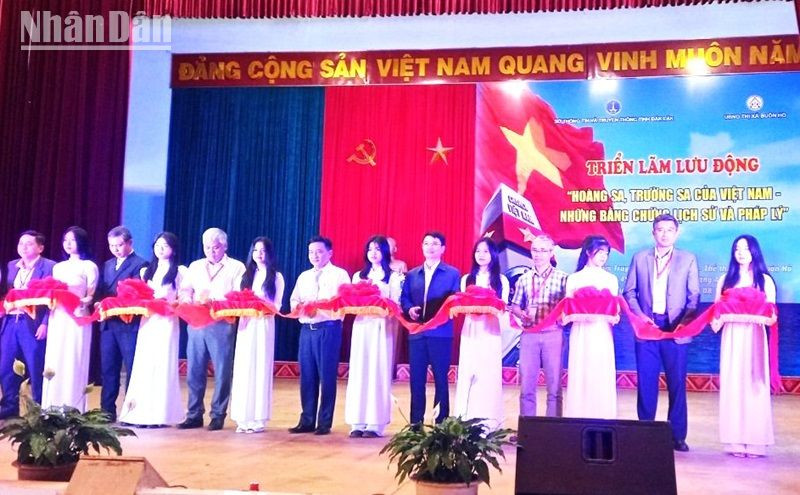 Lãnh đạo Sở Thông tin và Truyền thông và thị xã Buôn Hồ cùng các đơn vị liên quan cắt băng khai mạc triển lãm.
