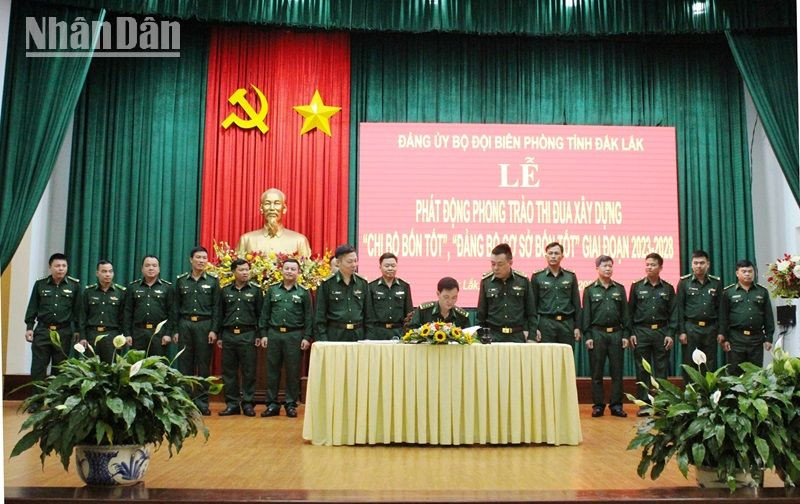 Đại diện các chi bộ, đảng bộ cơ sở ký kết thi đua xây dựng “chi bộ bốn tốt”, “đảng bộ cơ sở bốn tốt”.