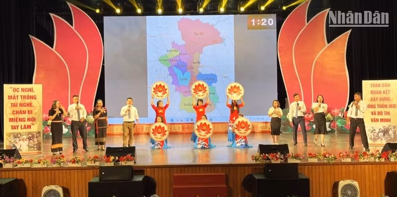 Phần thi chào hỏi của huyện Ea Kar.