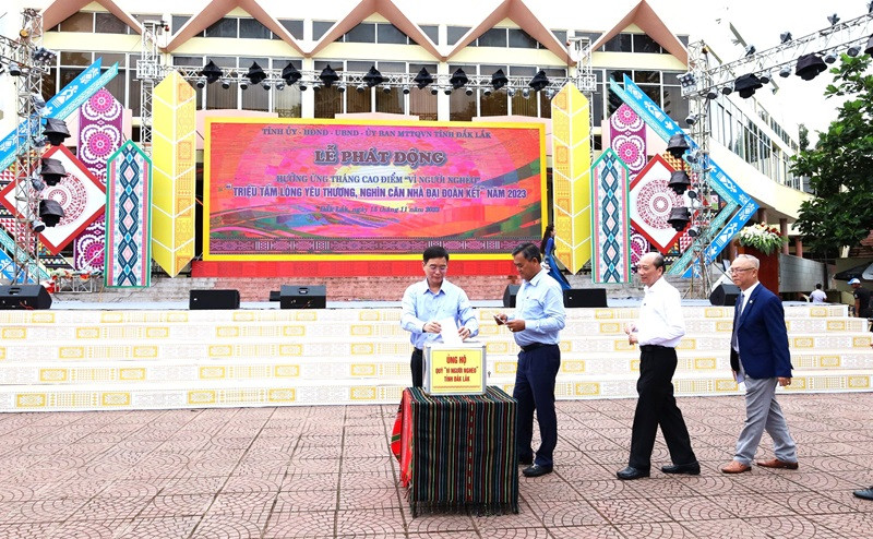 Các đồng chí lãnh đạo tỉnh Đắk Lắk ủng hộ Quỹ "Vì người nghèo" của tỉnh tại lễ phát động hưởng ứng Tháng cao điểm "Vì người nghèo" năm 2023.