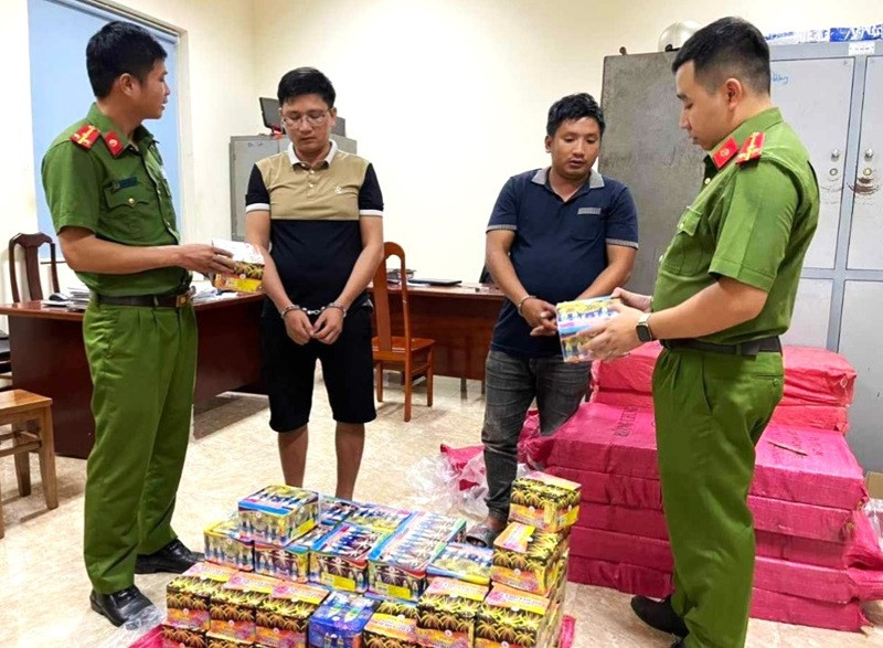 Đối tượng Nguyễn Sỹ Hùng (người đeo kính) cùng tang vật tại cơ quan Công an. 