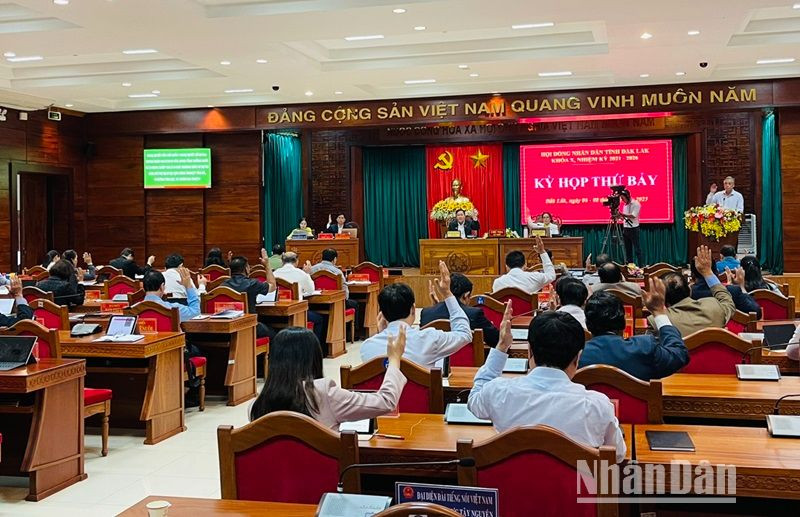 Các đại biểu biểu quyết thông qua Nghị quyết.