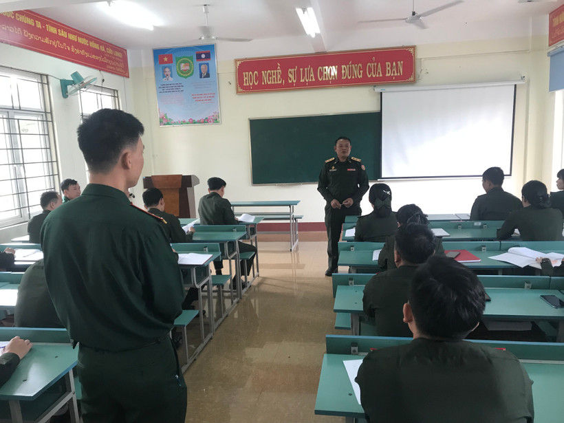 Một buổi học lý thuyết của các học viên sĩ quan nước bạn Lào tại Trường 21.