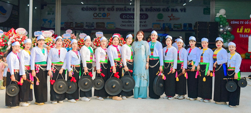 Vừa sản xuất, chị Hằng và các nhân viên người Mường vừa chú trọng giữ gìn bản sắc dân tộc mình.