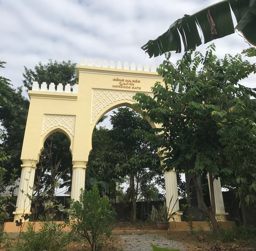 Chiếc cổng Maroc đã hiện diện tại xã Tản Lĩnh, huyện Ba Vì, Hà Nội hơn sáu thập kỷ. 