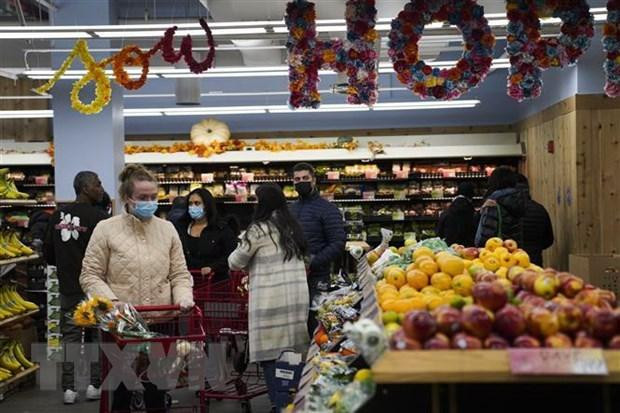 Người dân mua sắm tại một cửa hàng ở New York, Mỹ. (Ảnh: TTXVN)