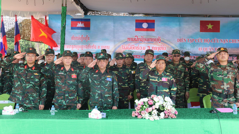 Đại diện lãnh đạo thuộc quân đội ba nước tại lễ khai mạc.