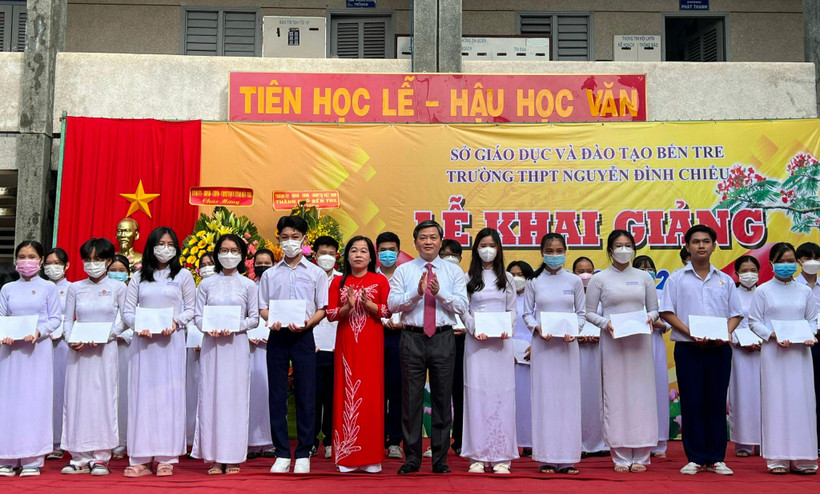 Bí thư Tỉnh ủy Bến Tre Lê Đức Thọ trao học bổng cho học sinh tại Trường Trung học phổ thông Nguyễn Đình Chiểu.