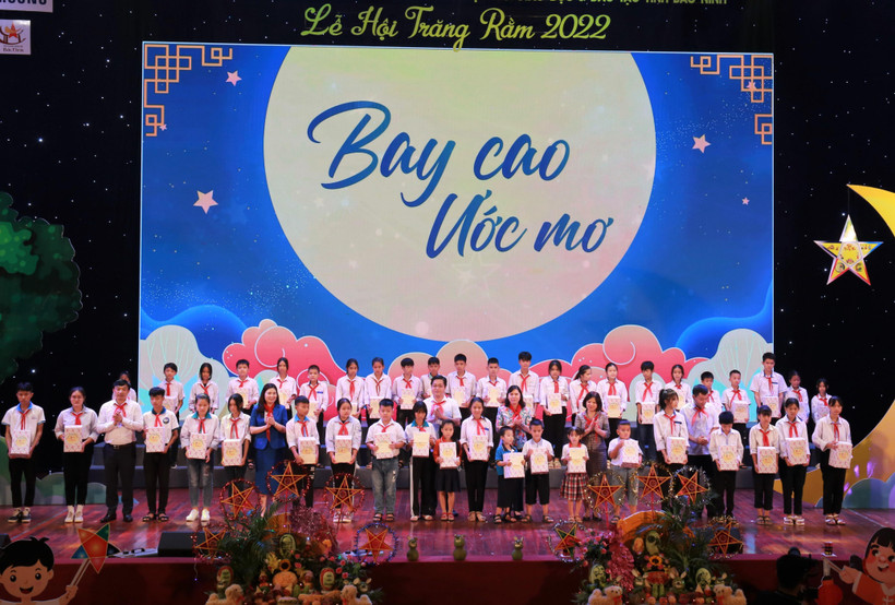 Ban tổ chức trao quà cho các em thiếu nhi.