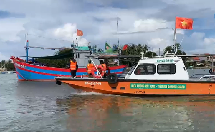 Lực lượng biên phòng kêu gọi tàu thuyền vào nơi trú ẩn.