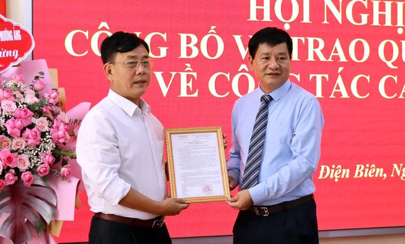 Đồng chí Lê Thành Đô, Chủ tịch Ủy ban nhân dân tỉnh Điện Biên trao quyết định bổ nhiệm Giám đốc Ban Quản lý dự án các công trình nông nghiệp và phát triển nông thôn tỉnh Điện Biên cho đồng chí Nguyễn Hữu Hiệp.