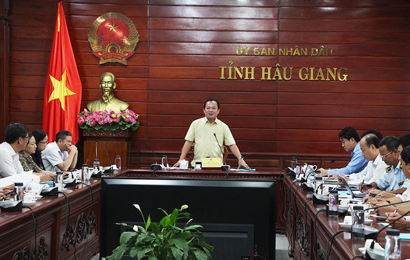 Phó Chủ tịch Ủy ban nhân dân tỉnh Hậu Giang Nguyễn Văn Hòa chỉ đạo tại cuộc họp.