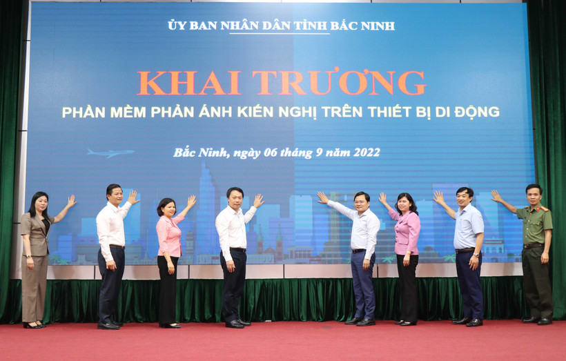 Các đại biểu thực hiện nghi thức Khai trương phần mềm phản ánh kiến nghị trên thiết bị di động.