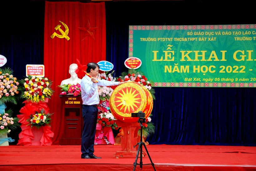 Bí thư Tỉnh ủy Đặng Xuân Phong đánh trống khai giảng năm học mới.