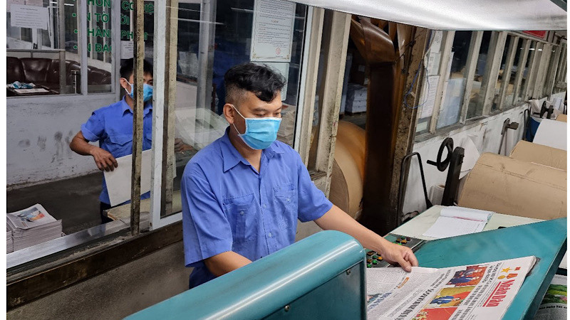 Công nhân Công ty Cổ phần In tổng hợp Cần Thơ kiểm tra bản in các loại báo chí.