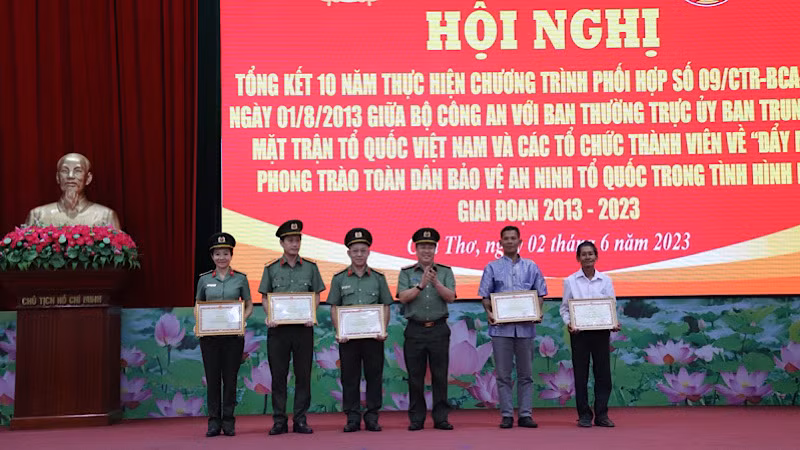 Thành phố Cần Thơ khen thưởng các tập thể trong phong trào toàn dân bảo vệ an ninh Tổ quốc.