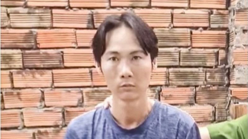 Đối tượng Duy bị bắt sau khi phóng hỏa.