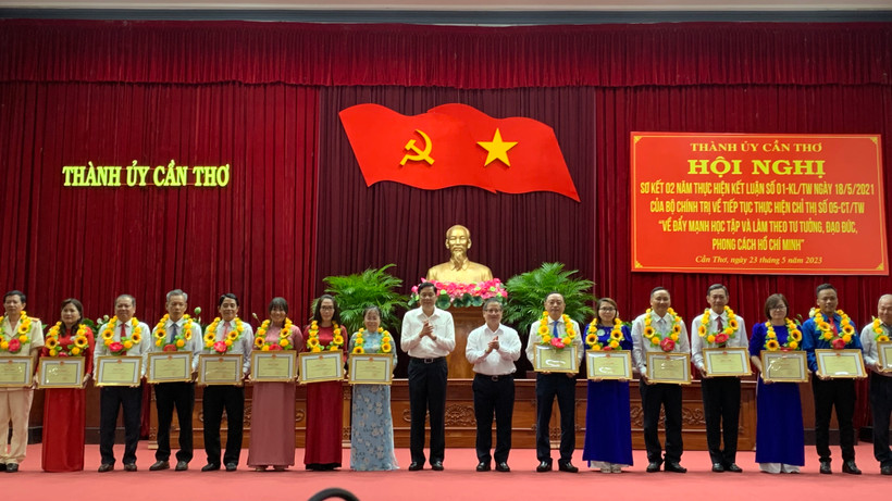 Lãnh đạo Thành ủy Cần Thơ trao bằng khen cho tập thể điển hình trong học tập và làm theo Bác.