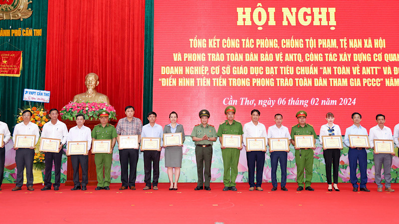 Lãnh đạo Công an thành phố Cần Thơ trao Bằng khen của Ủy ban nhân dân thành phố cho các tập thể tại hội nghị.
