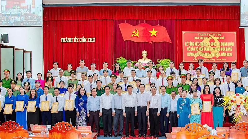 Các tác giả đoạt giải trong cuộc thi năm 2023.