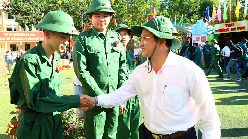 Lãnh đạo thành phố Cần Thơ động viên các thanh niên trước giờ lên đường nhập ngũ.