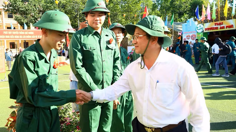 Lãnh đạo thành phố Cần Thơ động viên các thanh niên trước giờ lên đường nhập ngũ.
