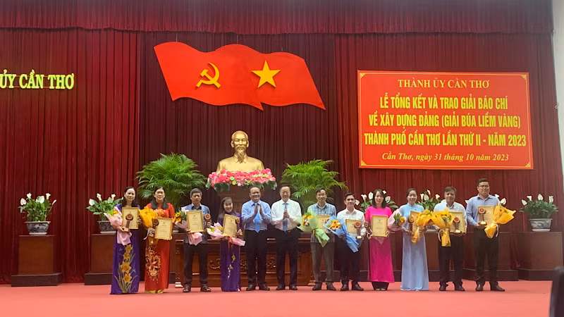 Ban tổ chức trao giải B cho các tác giả đạt giải.