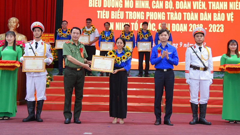 Lãnh đạo Bộ Công an và Trung ương Đoàn trao bằng khen cho các tập thể được tuyên dương