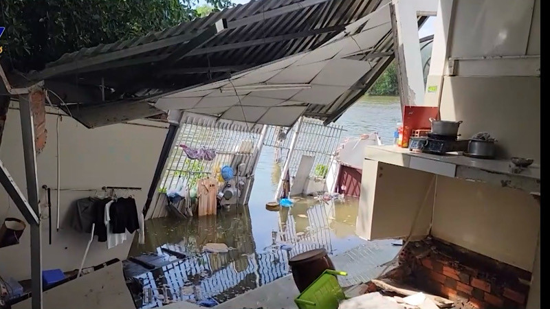 Nhà dân bị sụp xuống sông Bình Thủy do sạt lở.